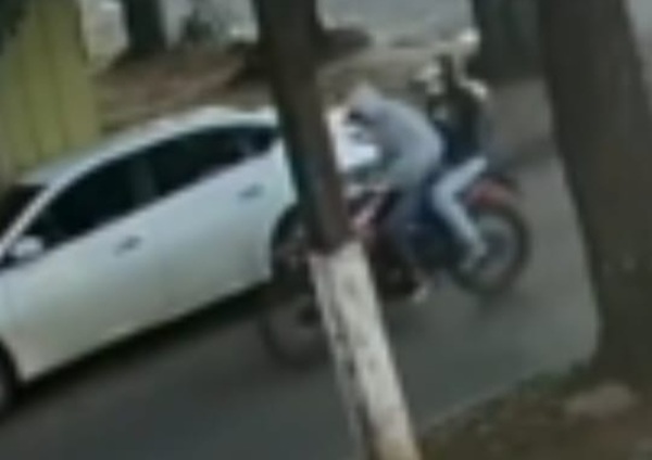 Motochorros desistieron de asaltar tienda de calzados al escaparse de ellos un disparo - Radio Imperio