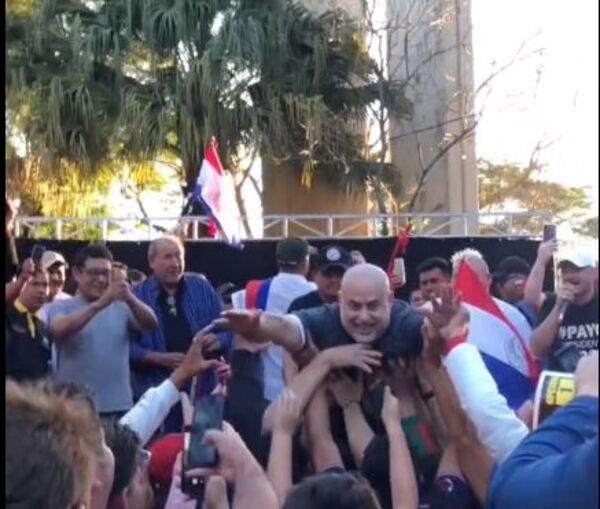 Diario HOY | Al estilo “Superman”, Paraguayo Cubas causa furor entre sus adeptos