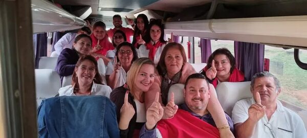Funcionarios estarían siendo “arreados” para cierre de campaña de Santi Peña, dejando sin personal los servicios de salud  - Política - ABC Color