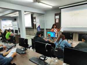 Diario HOY | Continúan las clases de computación para pobladores del Bañado Tacumbú