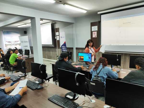 Diario HOY | Continúan las clases de computación para pobladores del Bañado Tacumbú