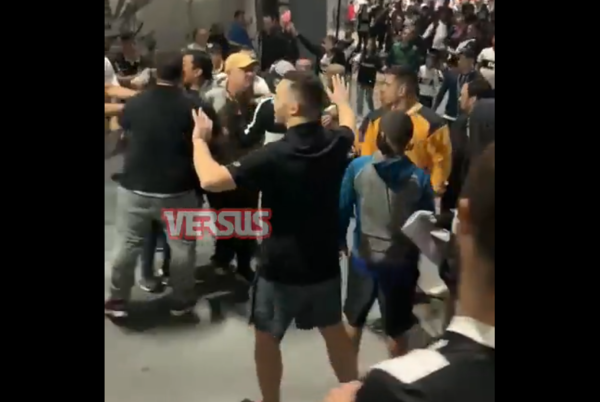 (VIDEO)¡Escándalo! Hinchas olimpistas atropellan y agreden a los familiares de los peloteros