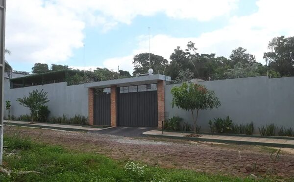 Atribuyen ostentosa casa de verano en Areguá a consejero obrero del IPS - Política - ABC Color