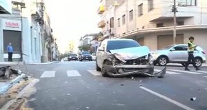 Accidente en microcentro: auto sigue abandonado sobre plena calle y obstruye el tránsito - Policiales - ABC Color