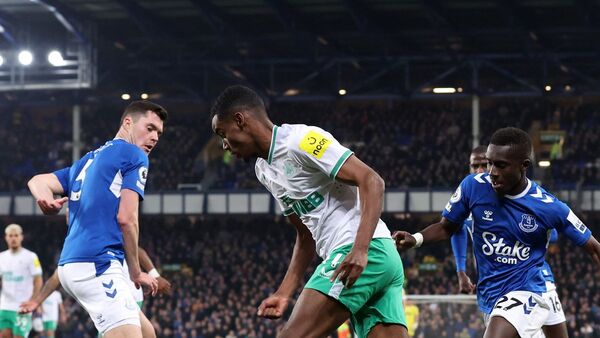Aleksander Isak, como Thierry Henry