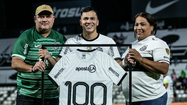 [VIDEO] Olimpia: Padres de Hugo Quintana se tomaron ¡a los tongos! con los hinchas