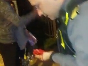 Diario HOY | Policía sorprendido en infracción le rompió el tabique a inspector de la Caminera
