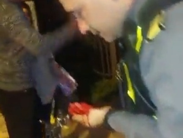 Diario HOY | Policía sorprendido en infracción le rompió el tabique a inspector de la Caminera