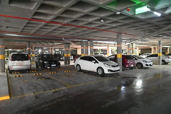 MOPC se desentiende de estacionamientos en oficinas “fantasma” - Economía - ABC Color