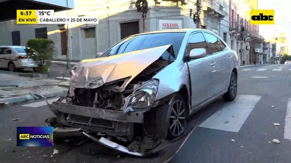 Video: Auto quedó “abandonado” en plena calle - ABC Noticias - ABC Color
