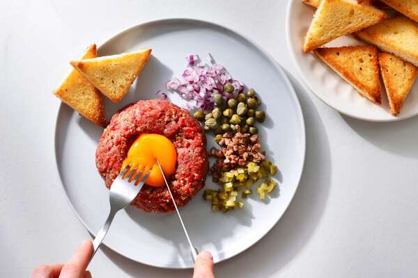 Conocé la historia detrás del steak tartar, un plato exótico con mucho sabor | Lifestyle | 5Días