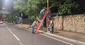 La Nación / En plena madrugada empezaron a retirar propaganda electoral en Asunción