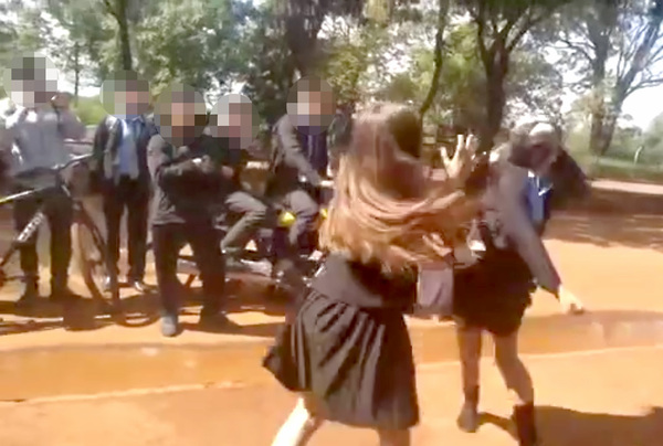ESTUDIANTES SE TRENZAN A GOLPES EN PLENA CALLE - La Voz del Norte