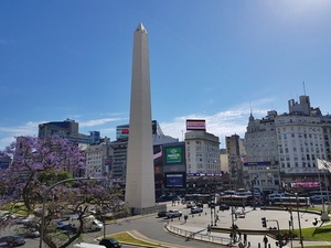 Argentina sube la tasa de interés al 91% para frenar la tensión cambiaria - Revista PLUS