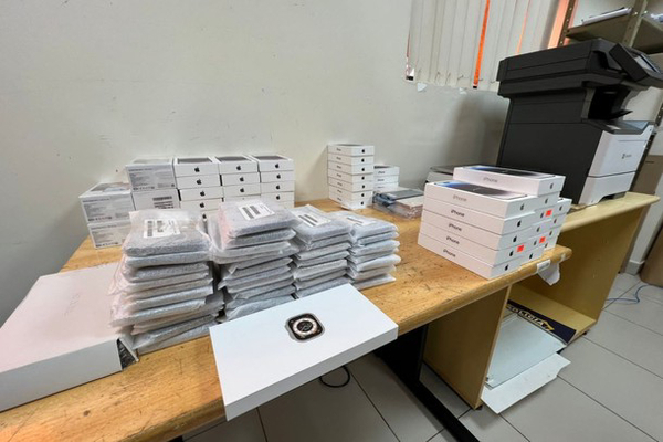 Cae brasileño con 54 iPhone valuados en 300 mil reales - La Clave