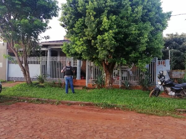 Arrestan en CDE a pareja que estaría vinculada a firmas usadas para lavado - Nacionales - ABC Color