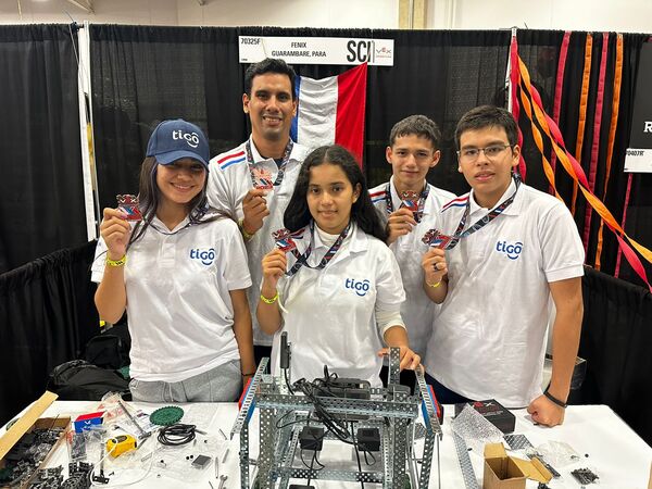 Estudiantes que aprendieron a programar en Telecentros Tigo compiten en campeonato mundial de robótica - Revista PLUS
