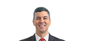 Santiago Peña busca extender la hegemonía colorada arropado por su mentor Horacio Cartes - Revista PLUS