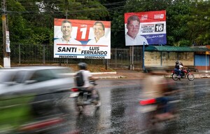 Voluntarios de la Municipalidad retiran cartelería política de las calles | 1000 Noticias