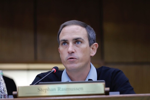 Rasmussen cuestiona que permitan «ayuda memoria» para votar el domingo