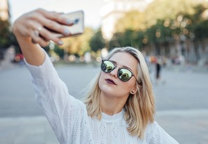 Diario HOY | La ciencia sugiere una nueva razón por la que nos hacemos selfis (y no es la vanidad)