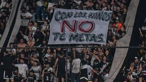 Hinchas de Olimpia repudiaron en el estadio brutal asesinato de la niña de 3 años