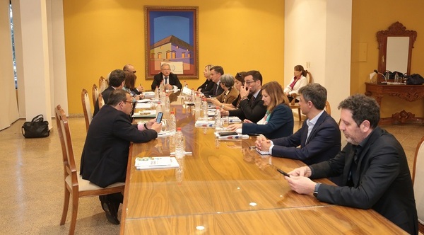 Continúan las reuniones informativas con observadores internacionales