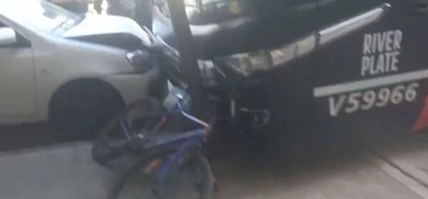 [VIDEO] ¡Increíble! El colectivo del River curepa se quedó sin frenos y causó un desastre