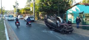 Joven conductor vuelca su vehículo tras quedar dormido en el volante - Nacionales - ABC Color
