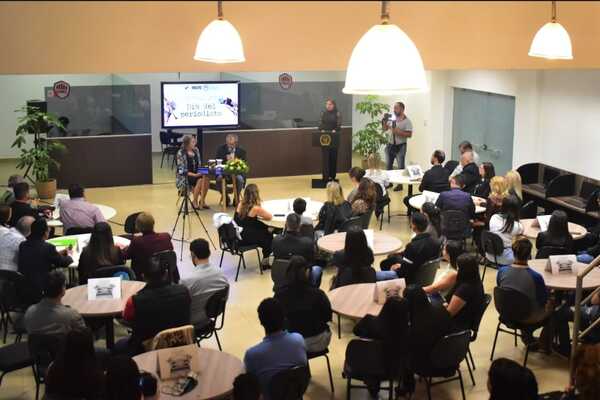La UNAE rinde homenaje a periodistas con emotivo encuentro rodeados de libros - El Independiente