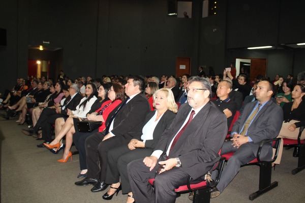 Estudiantes de Derecho de la UNE homenajearon a docentes mediante premio “Serafina Dávalos a la Enseñanza Docente”, - La Clave
