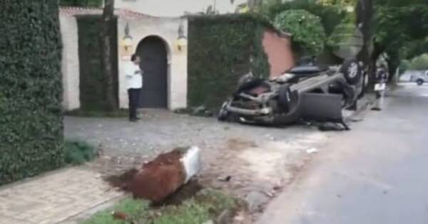 La Nación / Accidente automovilístico con un fallecido, tres heridos y el conductor detenido