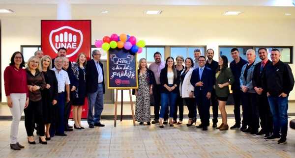 CELEBRACIÓN DEL DÍA DEL PERIODISTA CON LIBROS EN LA UNAE