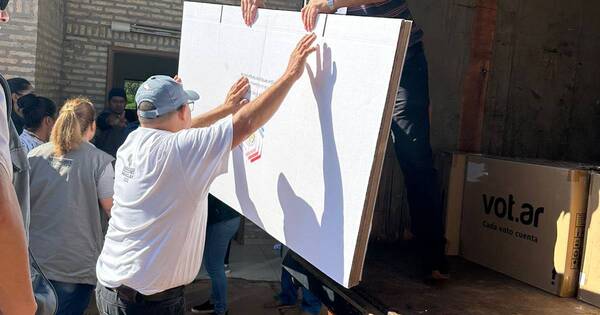 La Nación / Realizan hoy intensa distribución de máquinas de votación a locales electorales en el Este