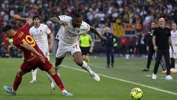 Roma y Milan regalan emoción en el descuento