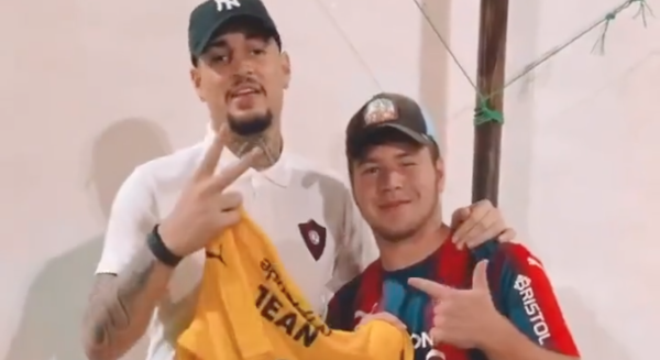 Versus / ¡Locura por el "goleiro"! Hincha cerrista se tatuó la firma de Jean Paulo