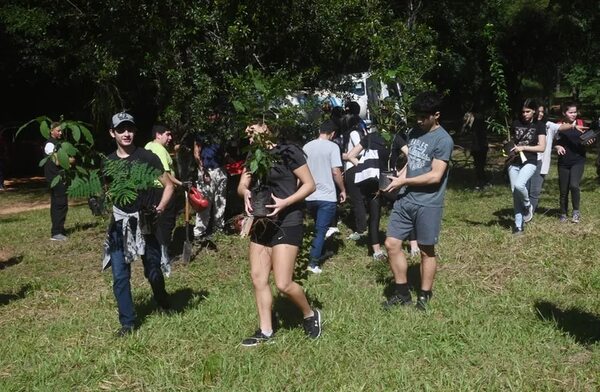 Jardín Botánico: Unos 50 jóvenes cultivaron plantines hoy - Nacionales - ABC Color