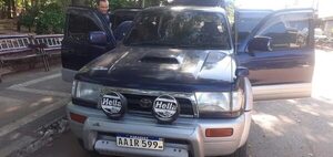 Abandonan una camioneta hurtada a personal policial - Nacionales - ABC Color