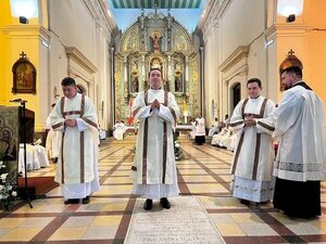 Cardenal Martínez ordena tres diáconos para servir a la Iglesia - Nacionales - ABC Color