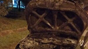 Automóvil arde en llamas en plena marcha en Ciudad del Este