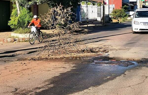 Vecinos señalizan con romas un “cráter” en Luque •