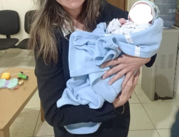 Diario HOY | Rescatan a una niña y a un bebé de una vivienda en Ñemby