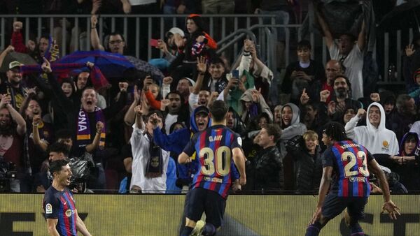 Barcelona recupera la sonrisa y acaricia el título