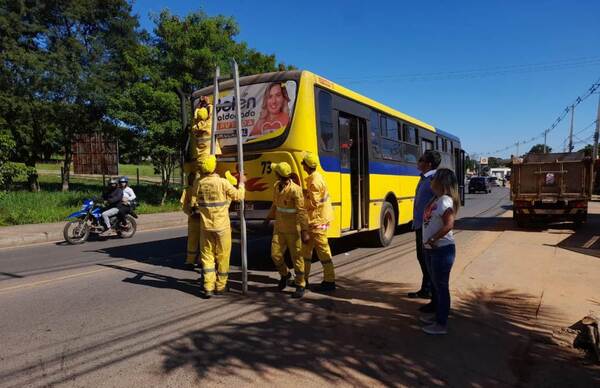 En Luque ni los buses se salvan de retiro de propaganda electoral •