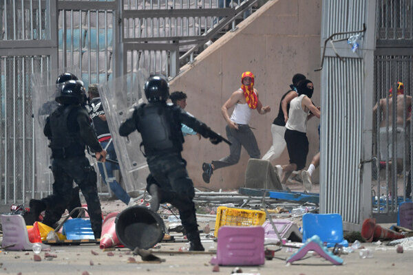 Versus / Varios policías e hinchas heridos en partido de la Champions Africana en Túnez