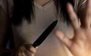 Piden juzgamiento de mujer que apuñaló nueve veces a su vecina