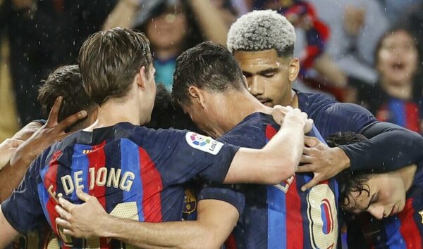 Versus / Barcelona resiste la presión del Real Madrid y da otro paso hacia el título