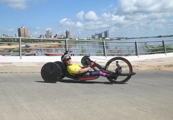 Ciclista paralímpico con la tricolor en su handbike - ABC Revista - ABC Color
