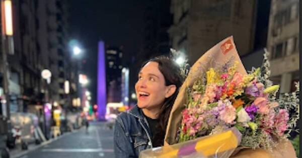La Nación / Debut consagratorio de Lali González en calle Corrientes de Buenos Aires
