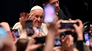 El Papa llama a los jóvenes a no estar pegados al celular
